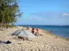 Plages de La Réunion - Relajarse en la playa de arena Hermitage alineado con los árboles de casuarina, y nadar en las aguas del Océano Índico