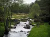 Plateau de Millevaches - Pont de Senoueix enjambant la rivière (le Taurion), rochers, herbage et arbres