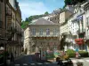 Plombières-les-Bains - Jardin orné de fleurs et maisons aux balcons en fer forgé de la ville (station) thermale