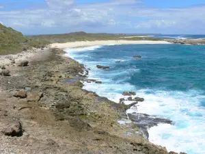 Pointe des Châteaux - Site sauvage de la pointe des Châteaux avec vue sur la plage de l'anse des Châteaux et l'océan Atlantique