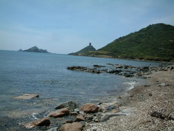 Pointe de la Parata - Plage, rochers, mer méditerranée, pointe de la Parata avec sa tour Génoise et îles Sanguinaires