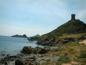 Pointe de la Parata - Mer méditerranée, rochers, sentier, pointe de la Parata avec sa tour génoise et îles Sanguinaires