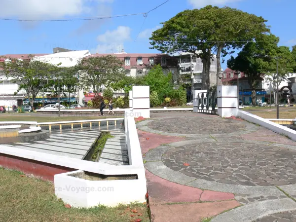 Pointe-à-Pitre - Plaza de la Victoria y fachadas del casco antiguo