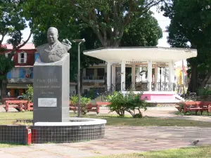 Pointe-à-Pitre - Piazza della Vittoria con il busto del Governatore generale Felix Eboue e palco