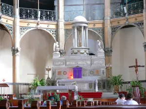 Pointe-à-Pitre - Dentro de la Iglesia de St. Peter y St. Paul : altar de mármol de Carrara