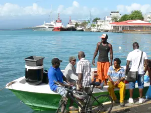 Pointe-à-Pitre - Pescadores en el muelle del Mercado y Pointe-à-Pitre puerto