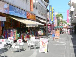 Pointe-à-Pitre - Terraza de bar y tiendas de la Rue Saint- John Perse