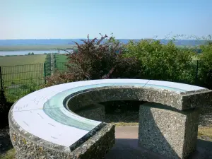 Pointe de la Roque - Table d'orientation avec vue sur l'estuaire de la Seine ; sur la commune de Saint-Samson-de-la-Roque, dans le Parc Naturel Régional des Boucles de la Seine Normande