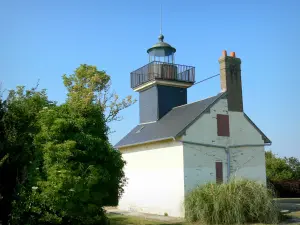 Pointe de la Roque - Phare de la Roque ; sur la commune de Saint-Samson-de-la-Roque, dans le Parc Naturel Régional des Boucles de la Seine Normande