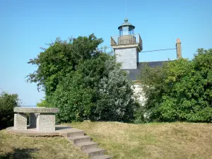 Pointe de la Roque - Phare de la Roque et table d'orientation ; dans le Parc Naturel Régional des Boucles de la Seine Normande