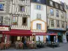 Poitiers - Gevels van huizen, twee houten huis van toerisme en terrasjes (Place Charles de Gaulle)