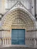 Poitiers - Basilica di San Pietro in stile gotico: il timpano del portale centrale, scolpito