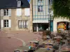 Poitiers - Sidewalk cafe, winkels en huizen van de Place Charles VII