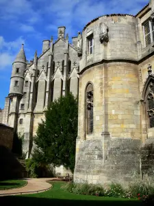 Poitiers - The palais de justice (law courts, former palace of the counts of Poitou and the dukes of Aquitaine) with the Maubergeon tower (keep) in foreground