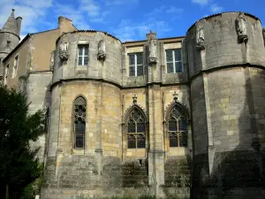 Poitiers - The palais de justice (law courts, former palace of the counts of Poitou and the dukes of Aquitaine): Maubergeon tower (keep flanked by towers)