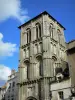 Poitiers - Romanische Glockenturm-Vorhalle der Kirche Saint-Porchaire und Häuser der Strasse Gambetta