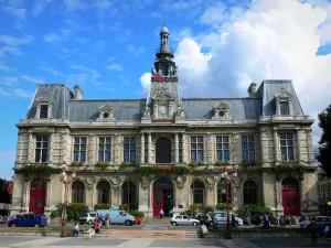 Poitiers - Fassade des Rathauses und Platz Maréchal-Leclerc