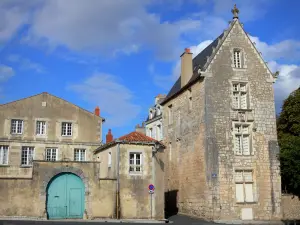 Poitiers - Casas en la Plaza de la Catedral, las nubes en el cielo azul