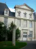 Poitiers - Fassade des Bischofspalastes, Säule und Strassenlampe