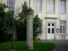 Poitiers - Fassade des Bischofspalastes, Säule und Strassenlampe