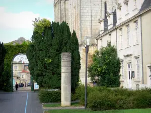 Poitiers - Saint-Pierre cathedral, facade of the episcopal palace, column, lamppost and shrubs
