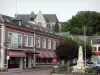 Poix-de-Picardie - Kirche Saint-Denis im Spätgotik Stil überragend die Häuser der Stadt,
Kriegerdenkmal und Bäume