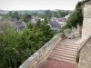 Poix-de-Picardie - Escalera con vistas a los tejados de la ciudad y los árboles