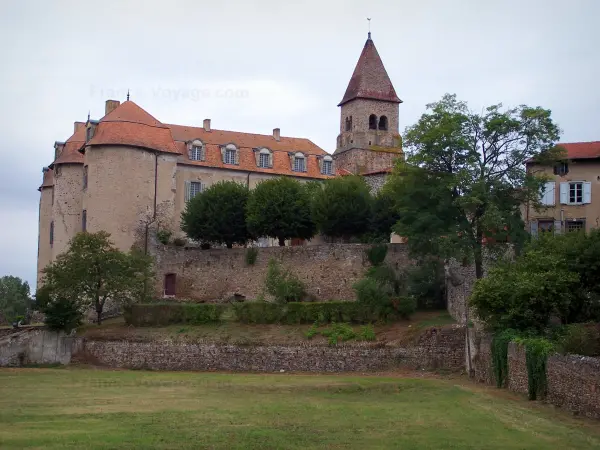 Pommiers - Ancien prieuré de Pommiers : tours des bâtiments conventuels, clocher de l'église prieurale Saint-Pierre, arbres et pelouse