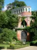 Poncé-sur-le-Loir - Décor néogothique et jardin du château de Poncé