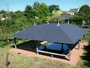 Poncé-sur-le-Loir - Wash house surrounded by greenery