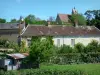 Poncé-sur-le-Loir - Clocher de l'église Saint-Julien, maisons du village et verdure