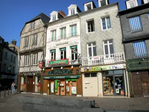 Pont-Audemer - Fachadas de casas en la plaza de Víctor Hugo