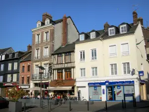 Pont-Audemer - Häuserfassaden und Geschäfte des Platzes Victor Hugo