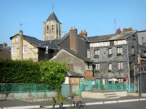 Pont-Audemer - Kirchturm der Kirche Saint-Ouen und Häuserfassaden der Stadt