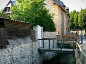 Pont-Audemer - Passerelles enjambant un canal, et maisons au bord de l'eau