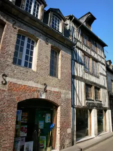 Pont-Audemer - Häuser mit Fassaden mit Backstein und Fachwerk