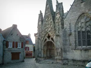 Pont-Croix - Notre-Dame-de-Roscudon collegiate church and pretty stone houses, paved ground