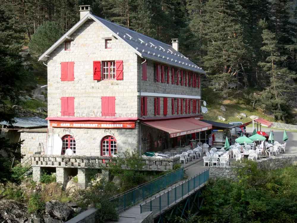 Le Pont d'Espagne - Pont d'Espagne: Site naturel du pont d'Espagne : maison en pierre abritant un restaurant, terrasse de café et passerelle ; dans le Parc National des Pyrénées, sur la commune de Cauterets