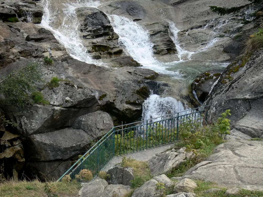 Le Pont d'Espagne - Pont d'Espagne: Site naturel du pont d'Espagne : rambarde d'un point de vue donnant sur une cascade (chute d'eau) ; dans le Parc National des Pyrénées, sur la commune de Cauterets