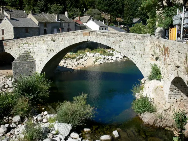 Le Pont-de-Montvert - Eselsbrücke von Montvert überspannend den Fluss Tarn und Häuser des Ortes; im Nationalpark der Cevennen
