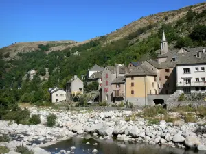 Le Pont-de-Montvert - Fluss Tarn, glockenturm der Kirche und Häuserfassaden des Dorfes; im Nationalpark der Cevennen