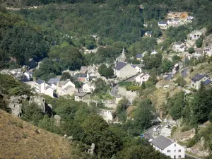 Le Pont-de-Montvert - Blick auf das Dorf umgeben von Grün; im Nationalpark der Cevennen