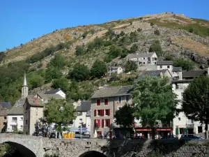 Le Pont-de-Montvert - Tour à péage du pont, façades de maisons et clocher de l'église ; dans le Parc National des Cévennes