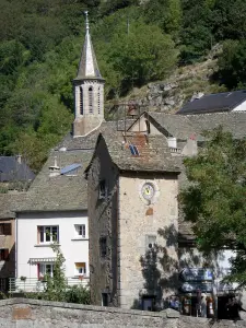 Le Pont-de-Montvert - Brückengeld Turm der Brücke, Häuserfassaden und Glockenturm der Dorfkirche; im Nationalpark der Cevennen