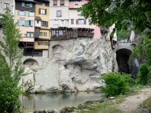 Pont-en-Royans - Vecchie case dalle facciate colorate sospese sul fiume Bourne, alberi in riva al mare e Picard ponte sullo sfondo (Common Parco Naturale Regionale del Vercors)