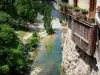 Pont-en-Royans - Balcone sospeso sul fiume Bourne, la banca e gli alberi in riva al mare (quartiere del Parco Regionale Naturale del Vercors)