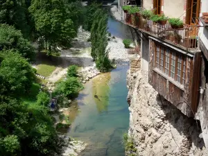 Pont-en-Royans - Balkon hängend über dem Fluss Bourne, Ufer und Bäume am Flussufer (Gemeinde des Regionalen Naturparks Vercors)