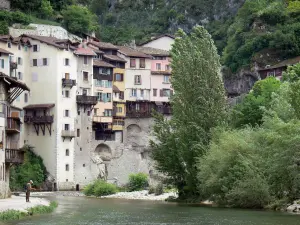 Pont-en-Royans - Fluss Bourne, Ufer, Bäume am Wasserrand, und hängende Häuser überragend das Ganze (Gemeinde des Regionalen Naturparks Vercors)