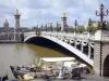 Ponte Alexandre-III - Ponte Alexandre III sulla Senna e il porto Champs Elysees con le sue chiatte ormeggiate
