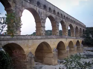 Ponte del Gard - Arcades (archi) dell'acquedotto romano (antico monumento) nella città di Vers-Pont-du-Gard